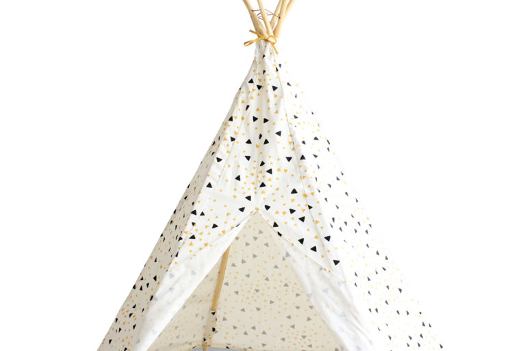 tipi avec motif triangle sur fond blanc