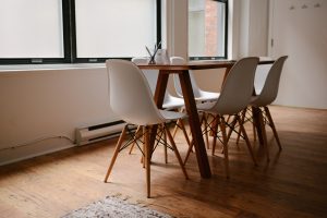 image d'ambiance table, chaises, parquet