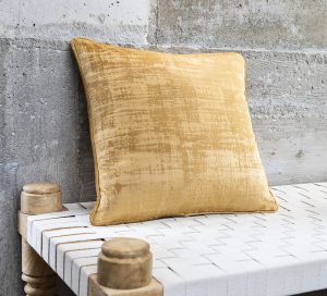 Coussin en tissu Milano de l'éditeur Thévenon sur MesRideaux.fr