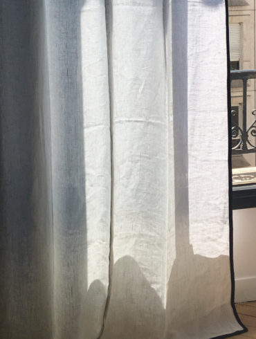 rideau blanc à ganse noire
