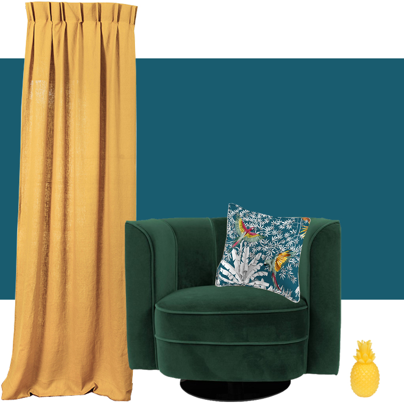 Ambiance rideau moutarde + bleu canard + vert avec : rideau lin lavé or, fauteuil en velours marque L'Héritier du Temps, coussin Perroquet Mania (Thévenon), bougie ananas