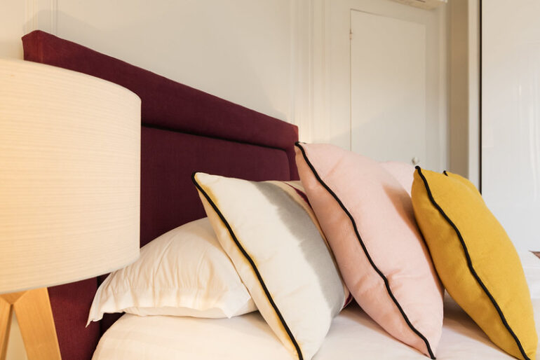 DIY : Comment faire un cache-sommier en tissu ? - Mes Rideaux Blog