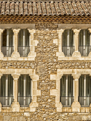 façade immeuble rideaux fenêtres