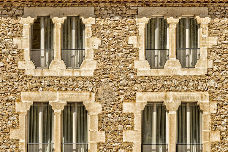 façade immeuble rideaux fenêtres