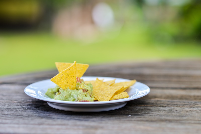 assiette guacamole et nachos pour l'apéro