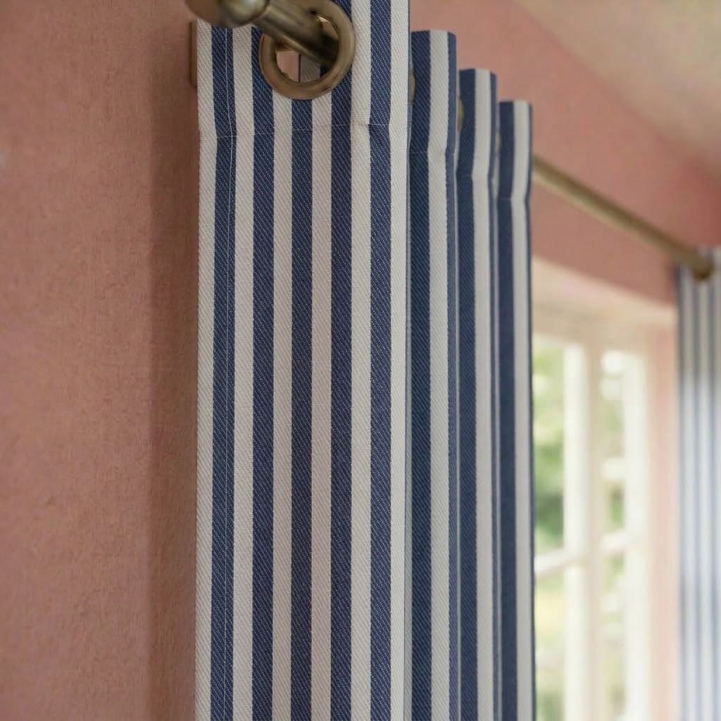 Rideau réalisé avec le tissu Calobra écru et bleu foncé